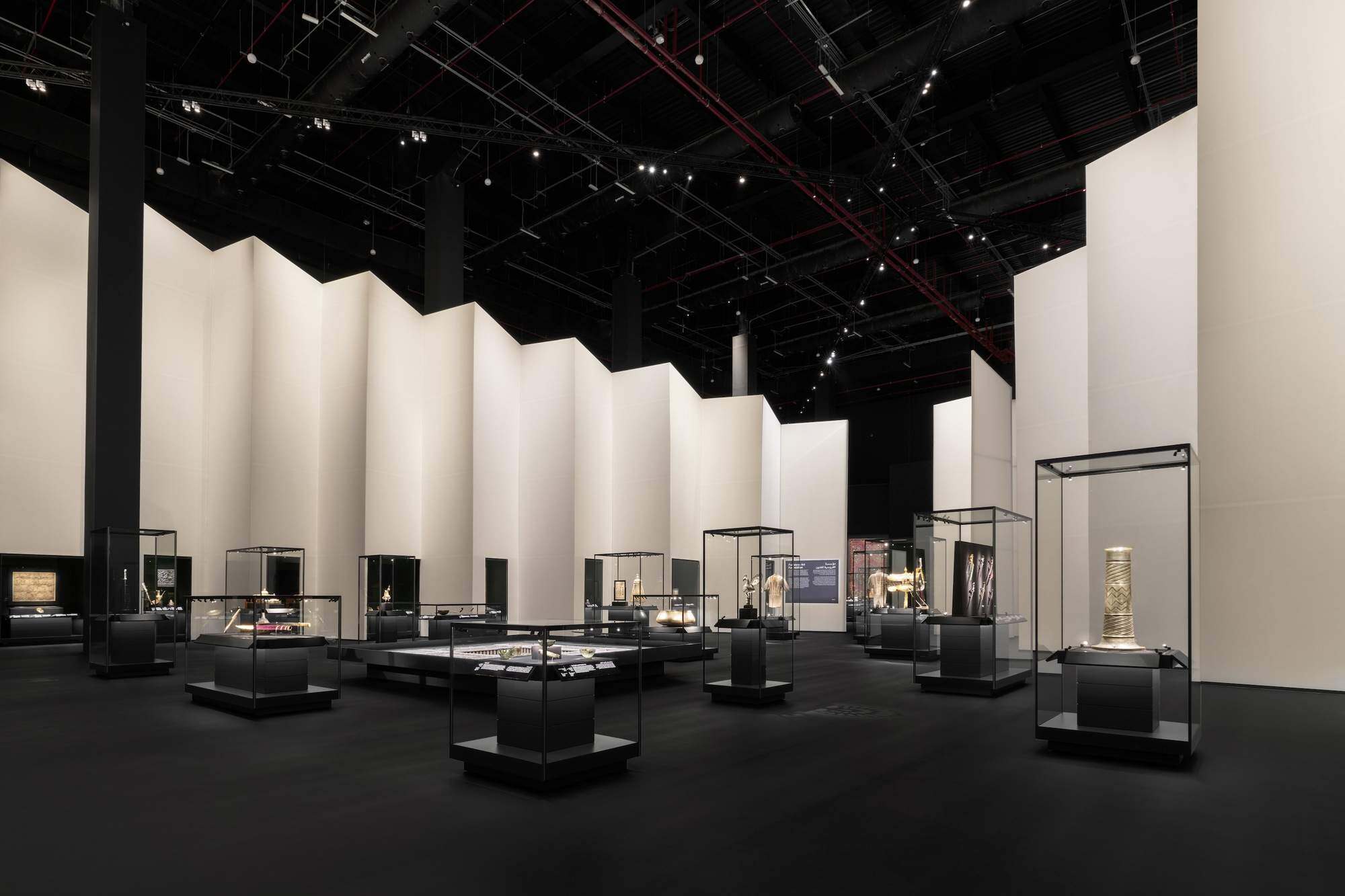 2025 年伊斯兰艺术双年展的场景设计 / OMA