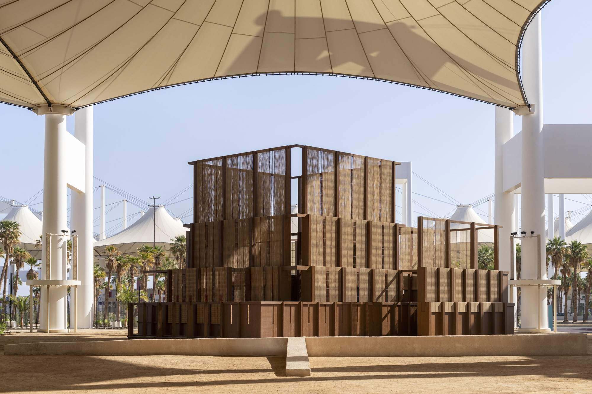 2025 年伊斯兰艺术双年展的场景设计 / OMA
