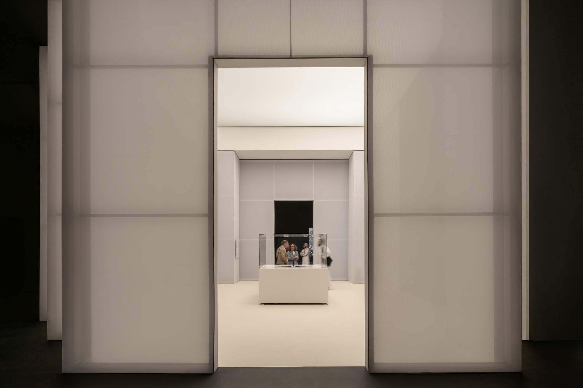 2025 年伊斯兰艺术双年展的场景设计 / OMA