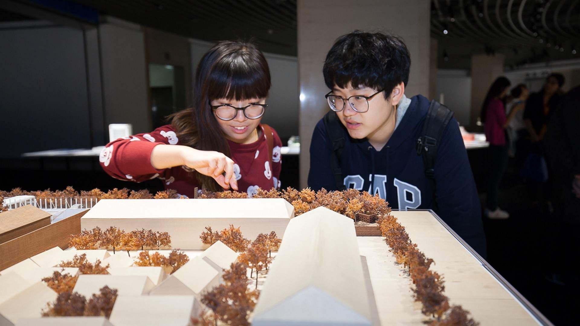 UED2015北京国际设计周展览：十年、十条媒体线索与一百名杰出的中国建筑师 / WAY Studio