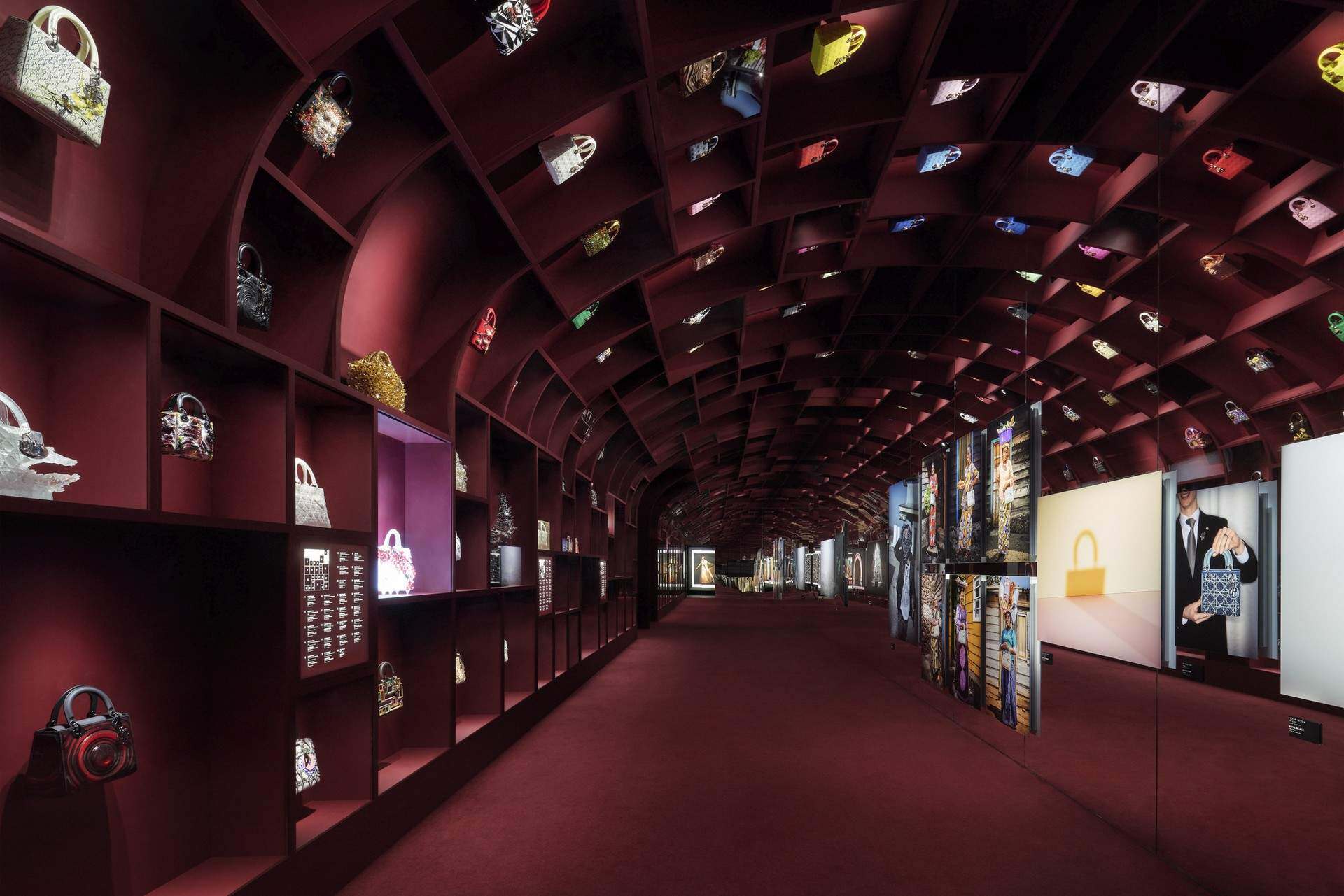 “克里斯蒂安·迪奥：梦之设计师”展览 / OMA
