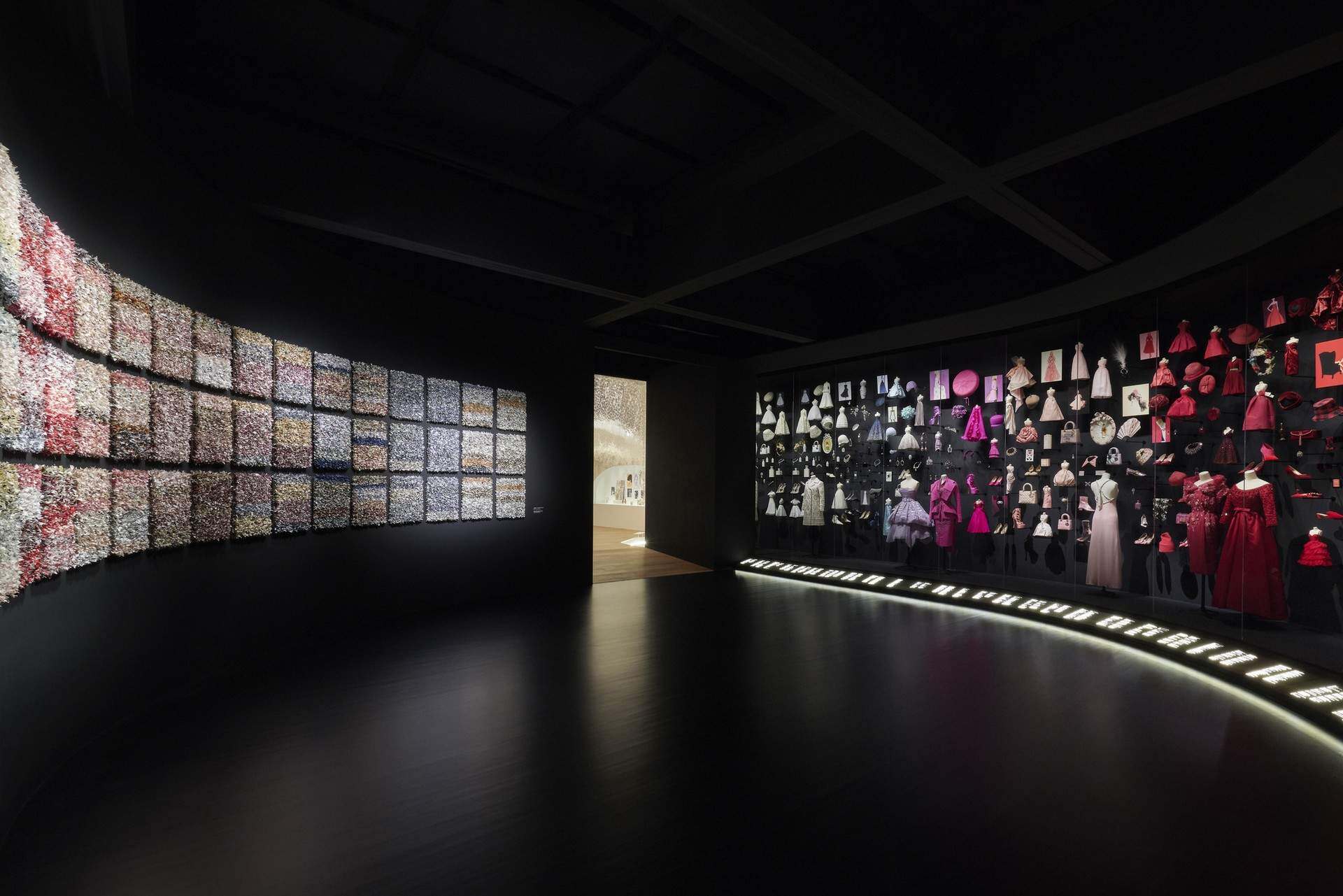“克里斯蒂安·迪奥：梦之设计师”展览 / OMA