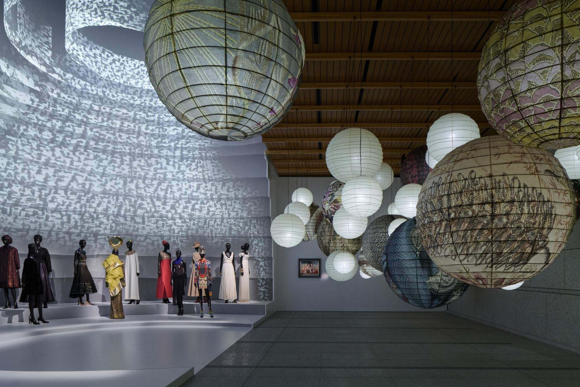 “克里斯蒂安·迪奥：梦之设计师”展览 / OMA