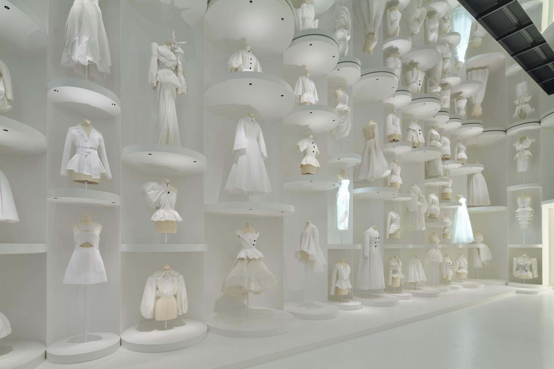 “克里斯蒂安·迪奥：梦之设计师”展览 / OMA