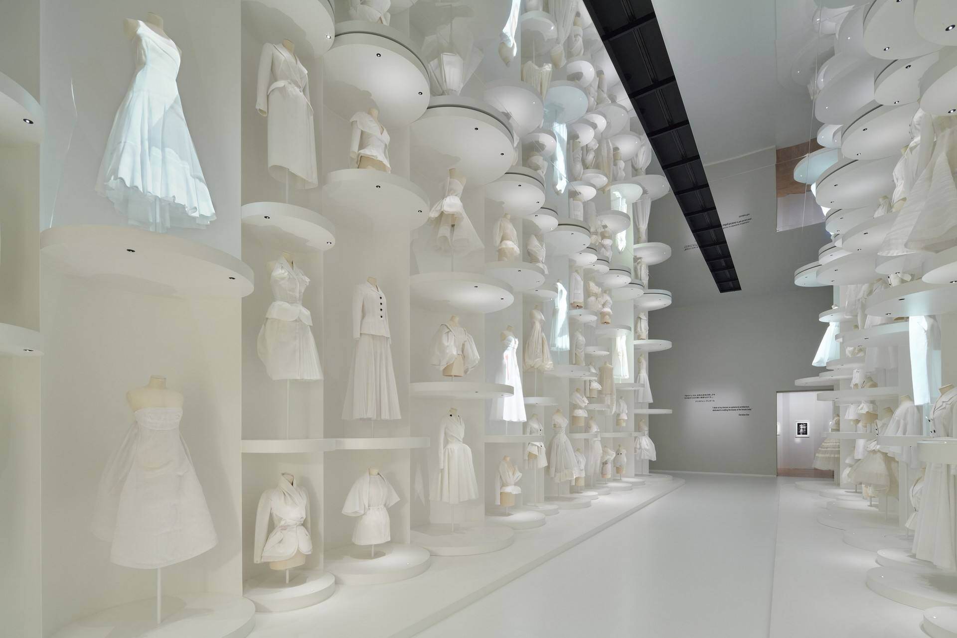“克里斯蒂安·迪奥：梦之设计师”展览 / OMA