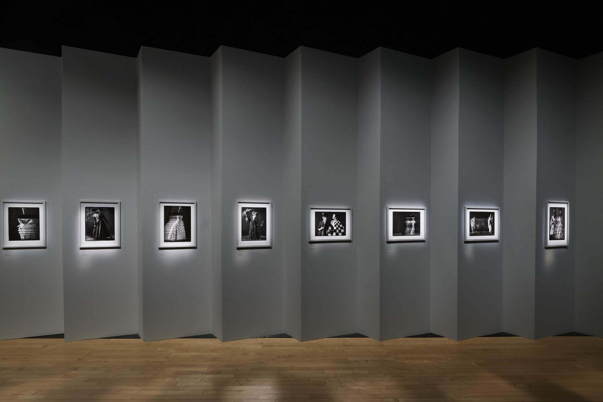 “克里斯蒂安·迪奥：梦之设计师”展览 / OMA