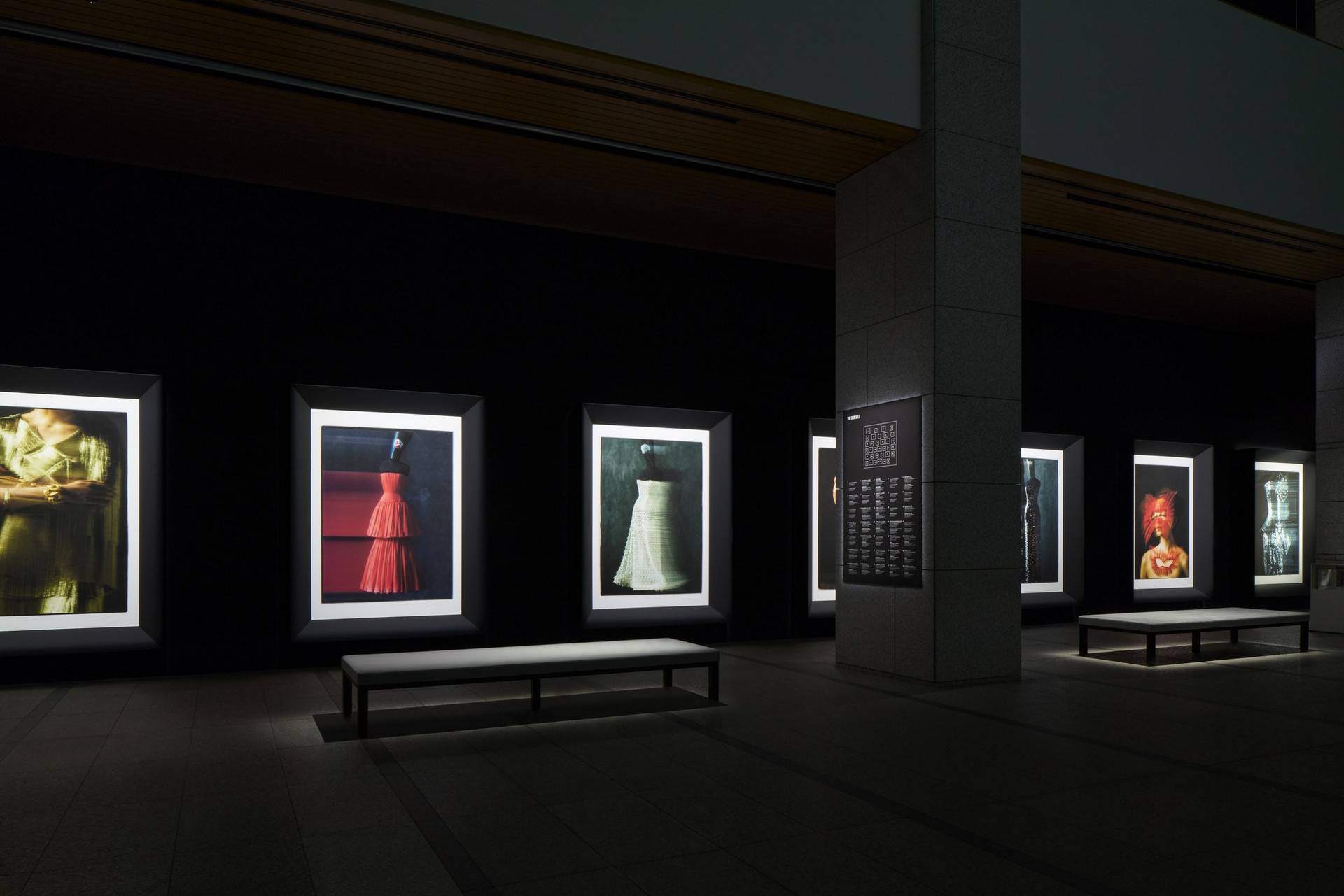 “克里斯蒂安·迪奥：梦之设计师”展览 / OMA