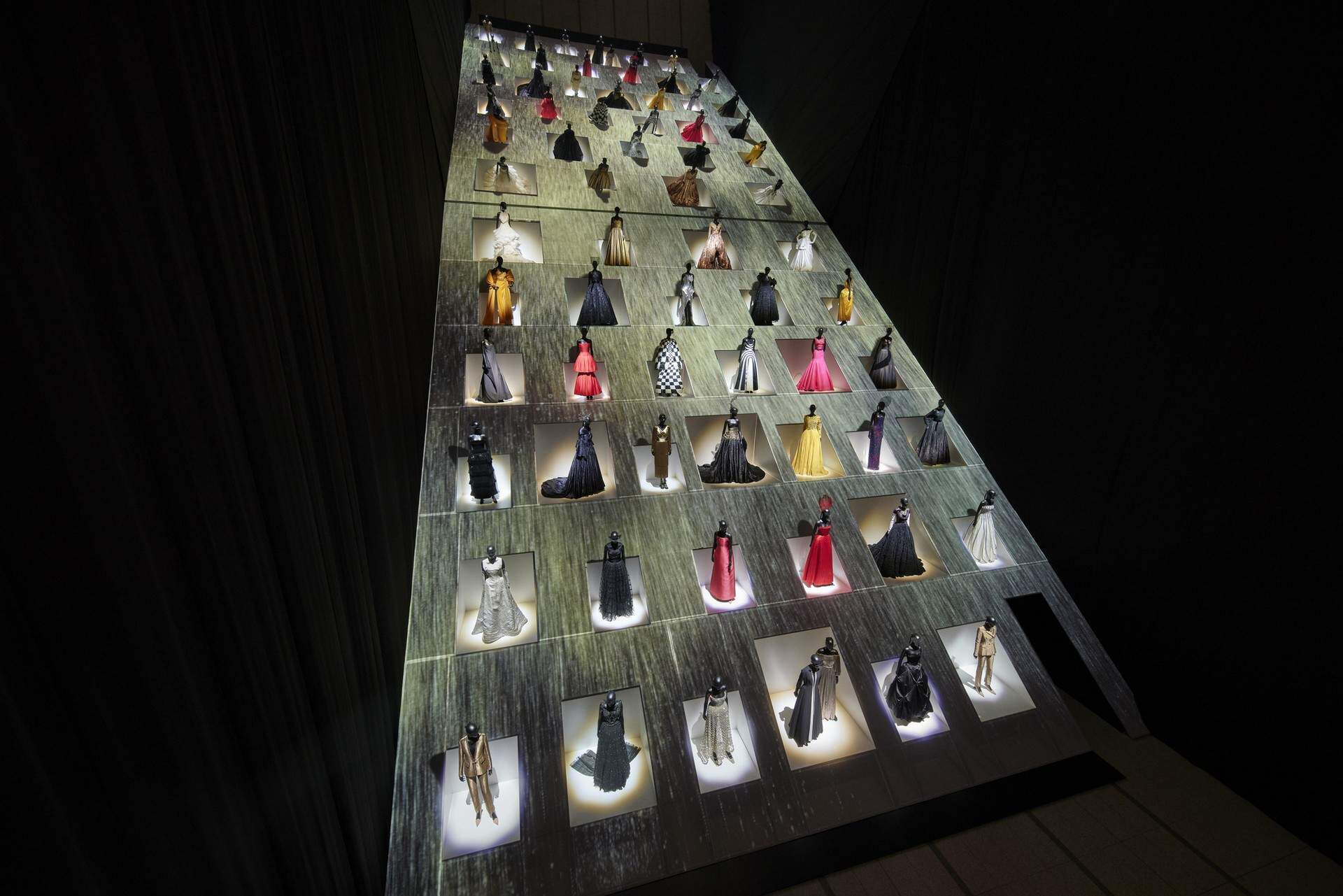 “克里斯蒂安·迪奥：梦之设计师”展览 / OMA