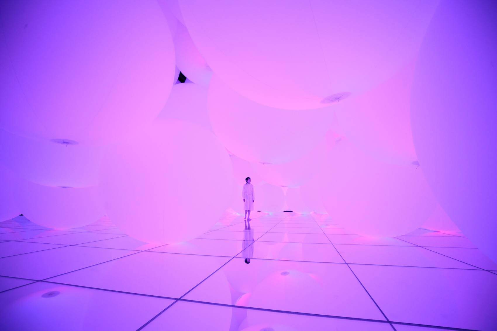 拥有自我意识的变化空间，扩张的立体存在 ── 被平面化的3种颜色与暧昧的9种色彩，自由飘浮 / 澳门teamLab★超自然空间